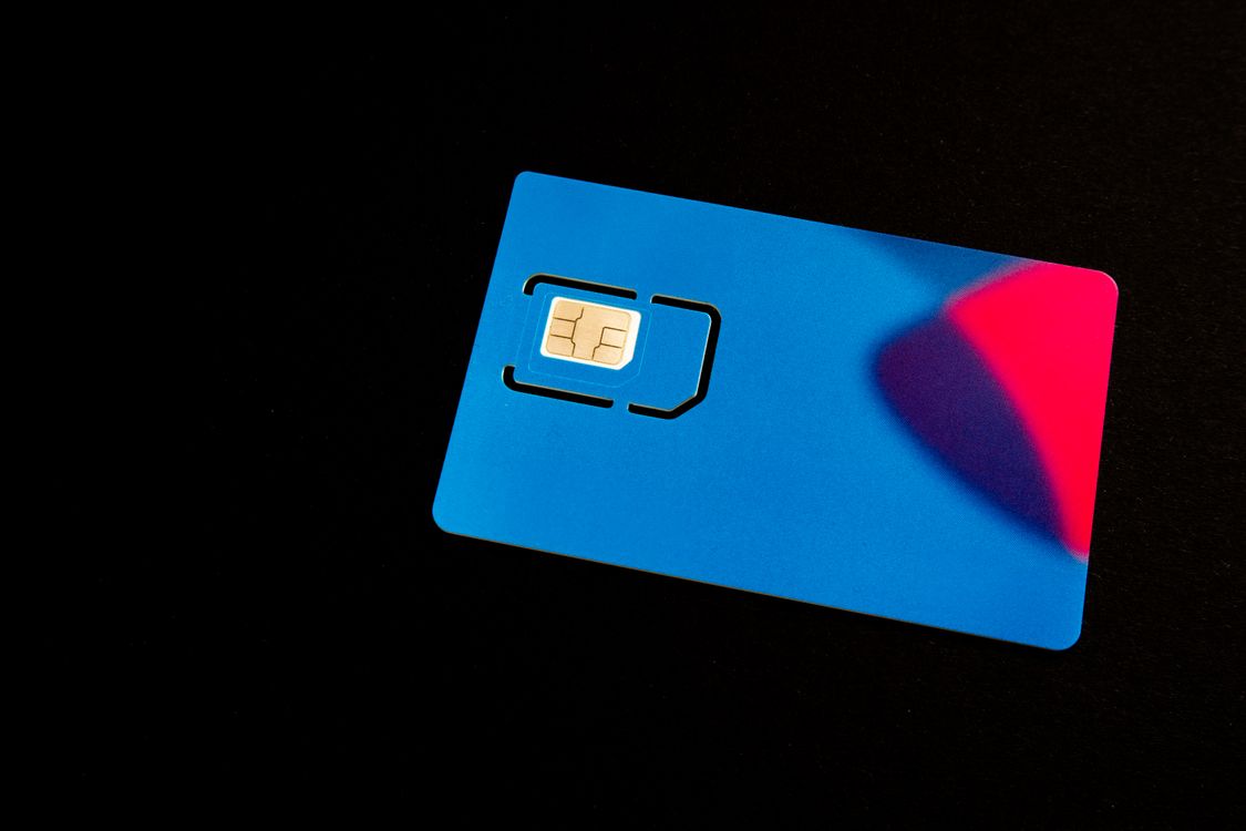 Gros plan sur une carte SIM illustrant l'impact de l'arrêt de la 3G sur les opérateurs de réseaux mobiles virtuels (MVNO) et les exigences en matière d'interception légale