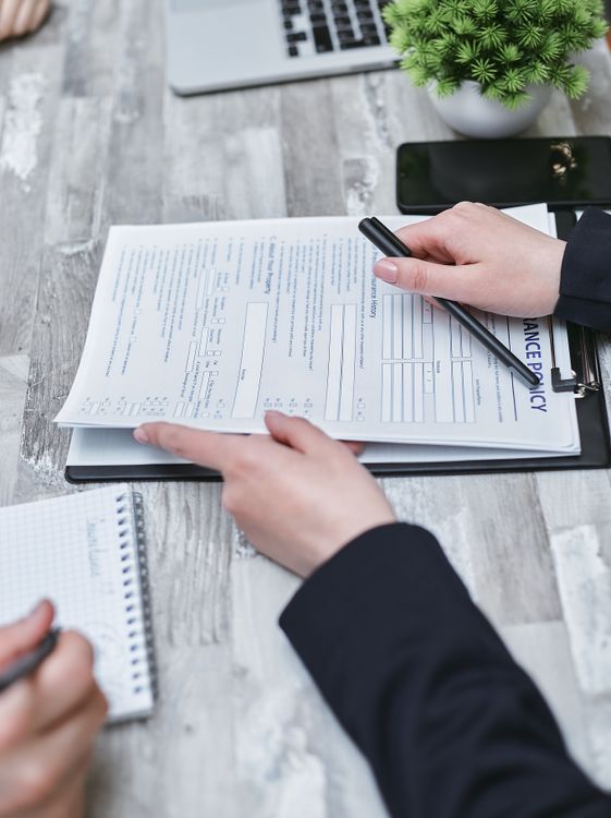 Personne chargée de vérifier les documents relatifs à la liste de contrôle de conformité des preuves électroniques