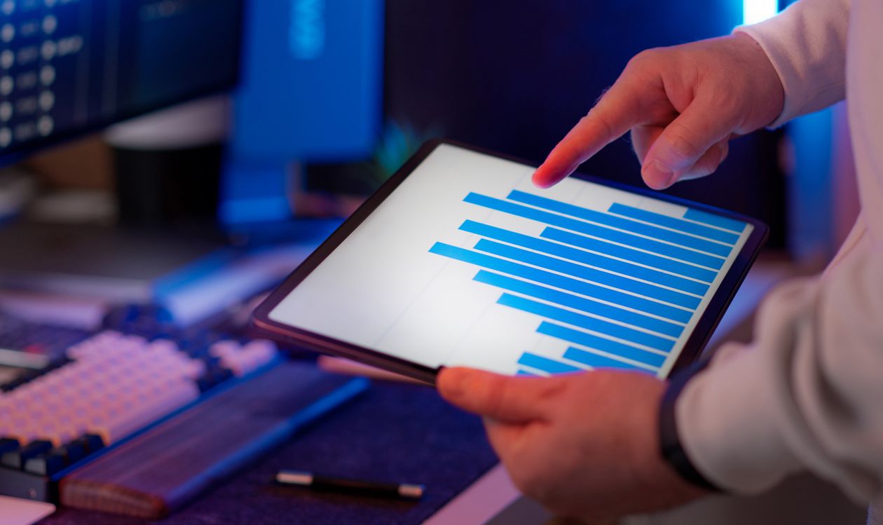 Un homme d'affaires analysant sur une tablette des données relatives à l'évaluation d'un fournisseur de plateformes de médiation en matière d'interception légale