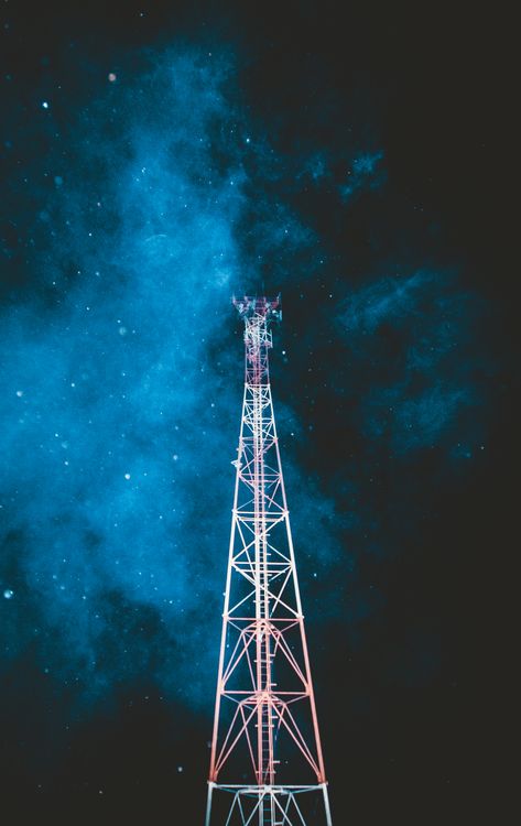 Une tour de télécommunications symbolisant les opérateurs de télécommunications qui se préparent à répondre aux ordonnances de l'UE relatives aux preuves électroniques
