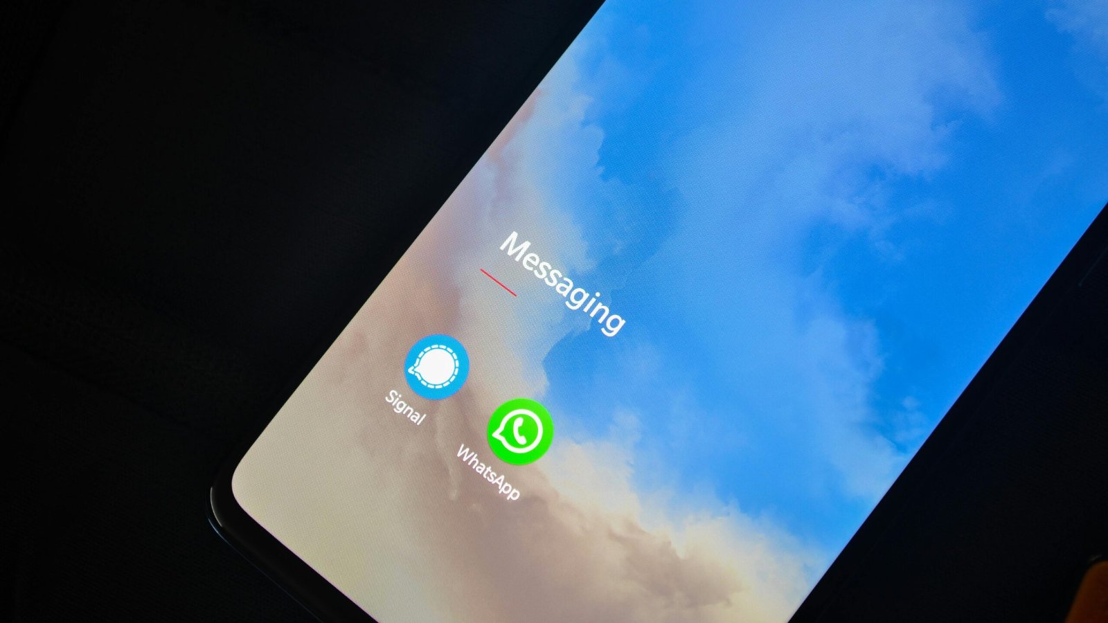 OTT 합법적 감청 - EU 규정이 적용되는 WhatsApp 및 Signal 메시징 앱을 보여주는 스마트폰